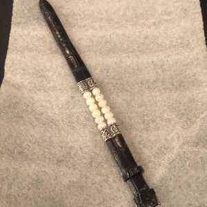 Black leather and imitation pearl bracelet